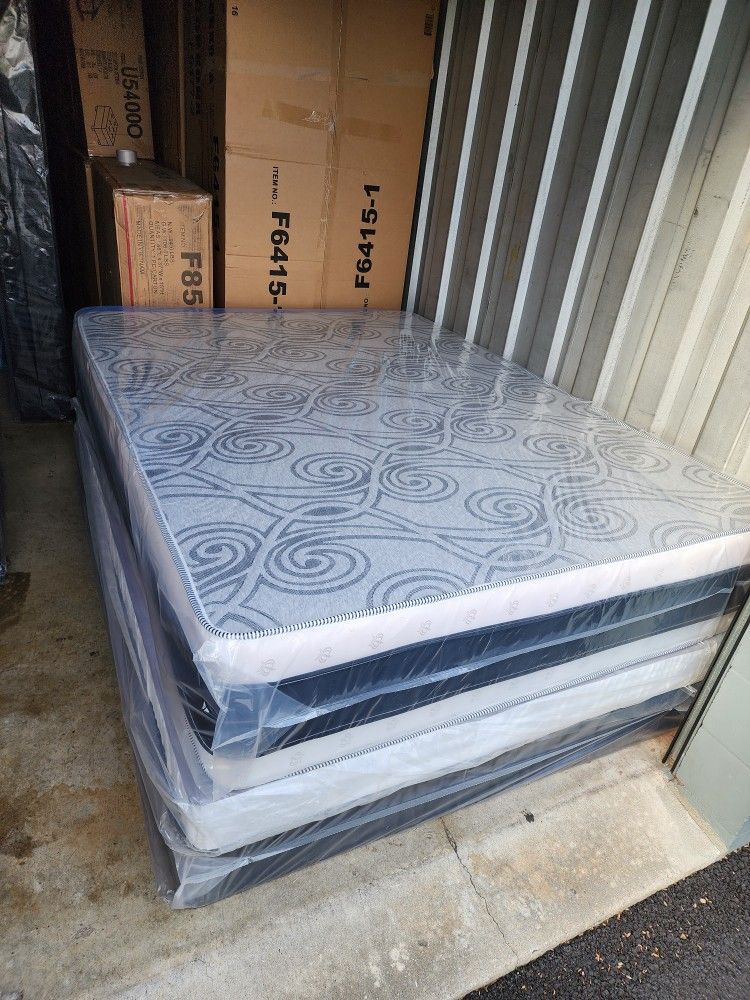Queen Size Pillowtop Mattress +Box Spring