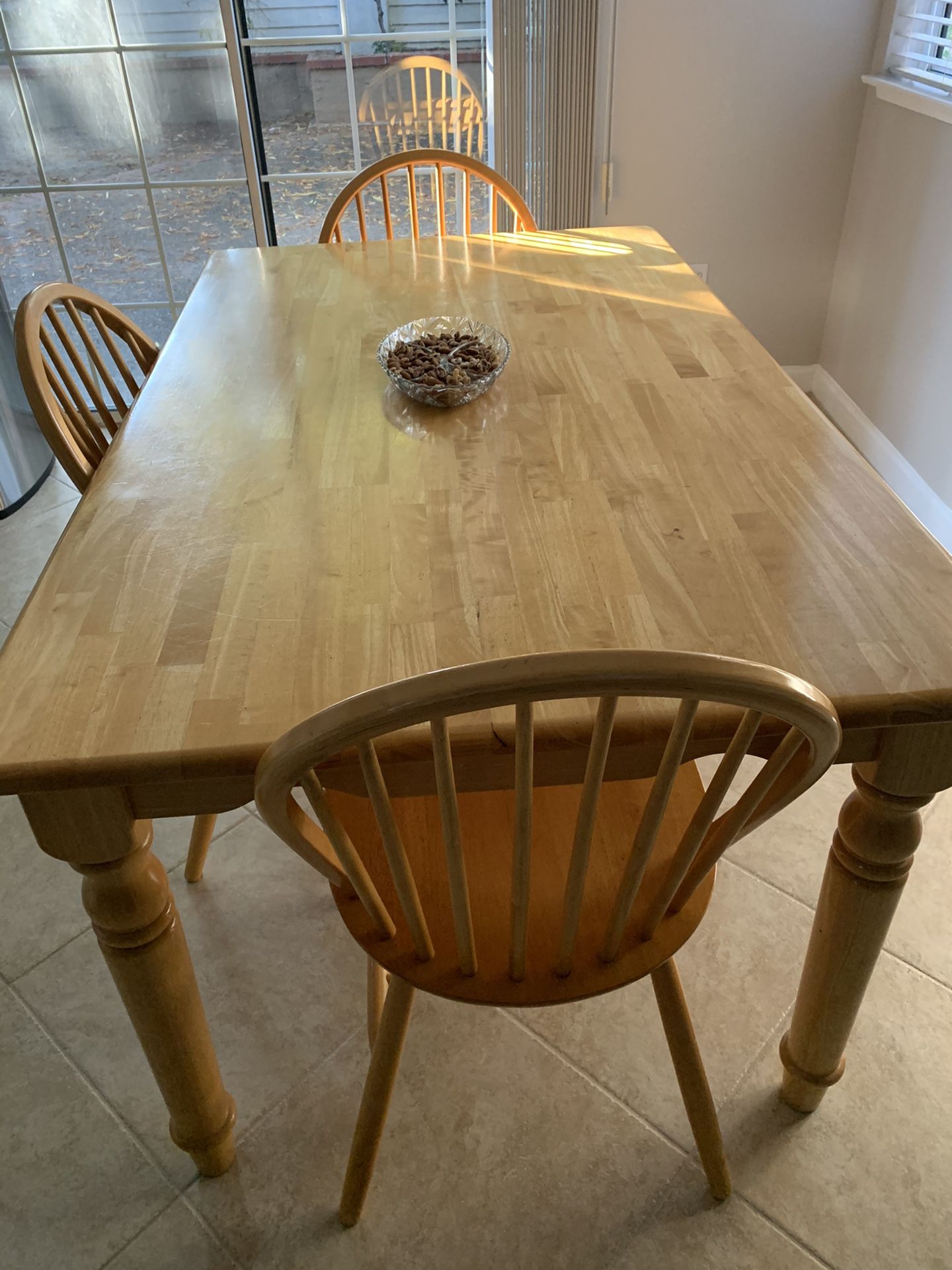 Oak breakfast table and 6 chairs