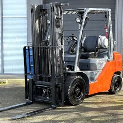 Forklift Toyota LPG 5,000 lb Capacity 