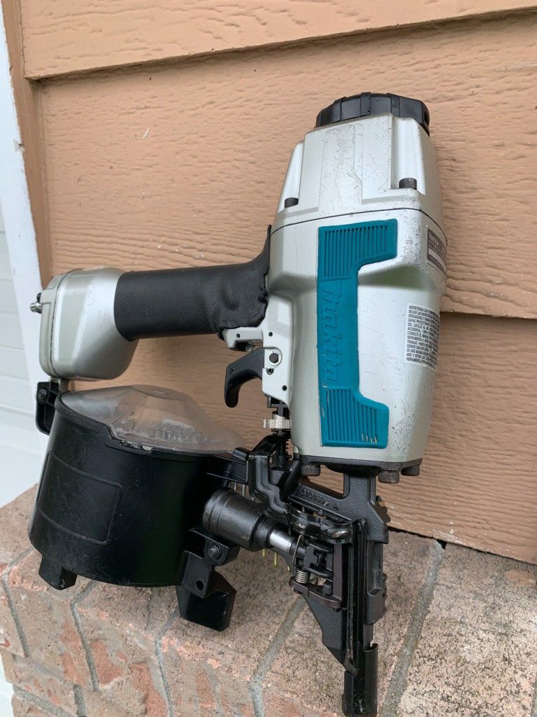 Makita AN611 21/2 in. 15° Siding Coil Nailer,great condition for Sale