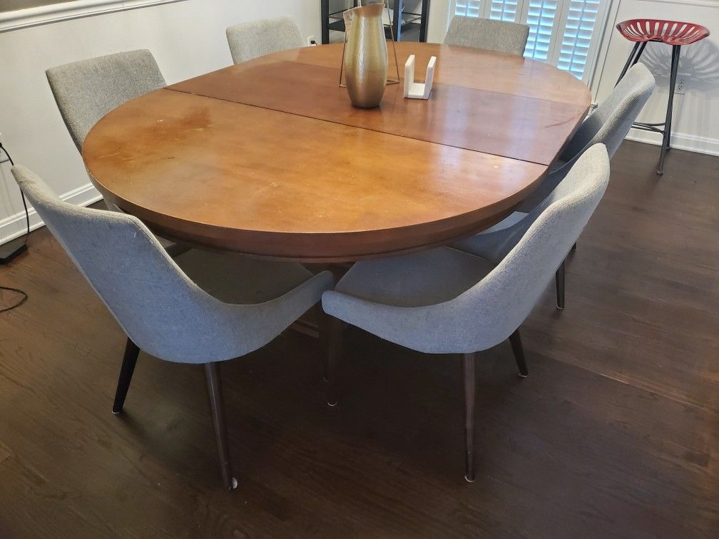 Dining Room Table and 6 chairs