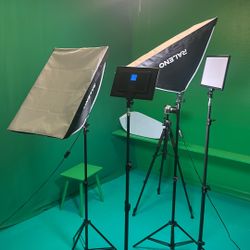 Studio lights with carrying cases brand new