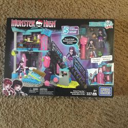 Monster High Mega Bloks School Fang Out 337  Pieces New In Box Collectable Sold Out 