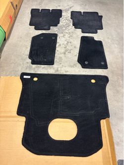Floor mats like new for a jeep 2018, black in color
