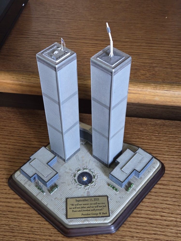 Danbury Mint  9/11 Commemorative Memorial World Trade Center Twin Towers NY