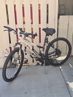Haro Flightline Mountain Bike - 26" Wheels - Great Condition