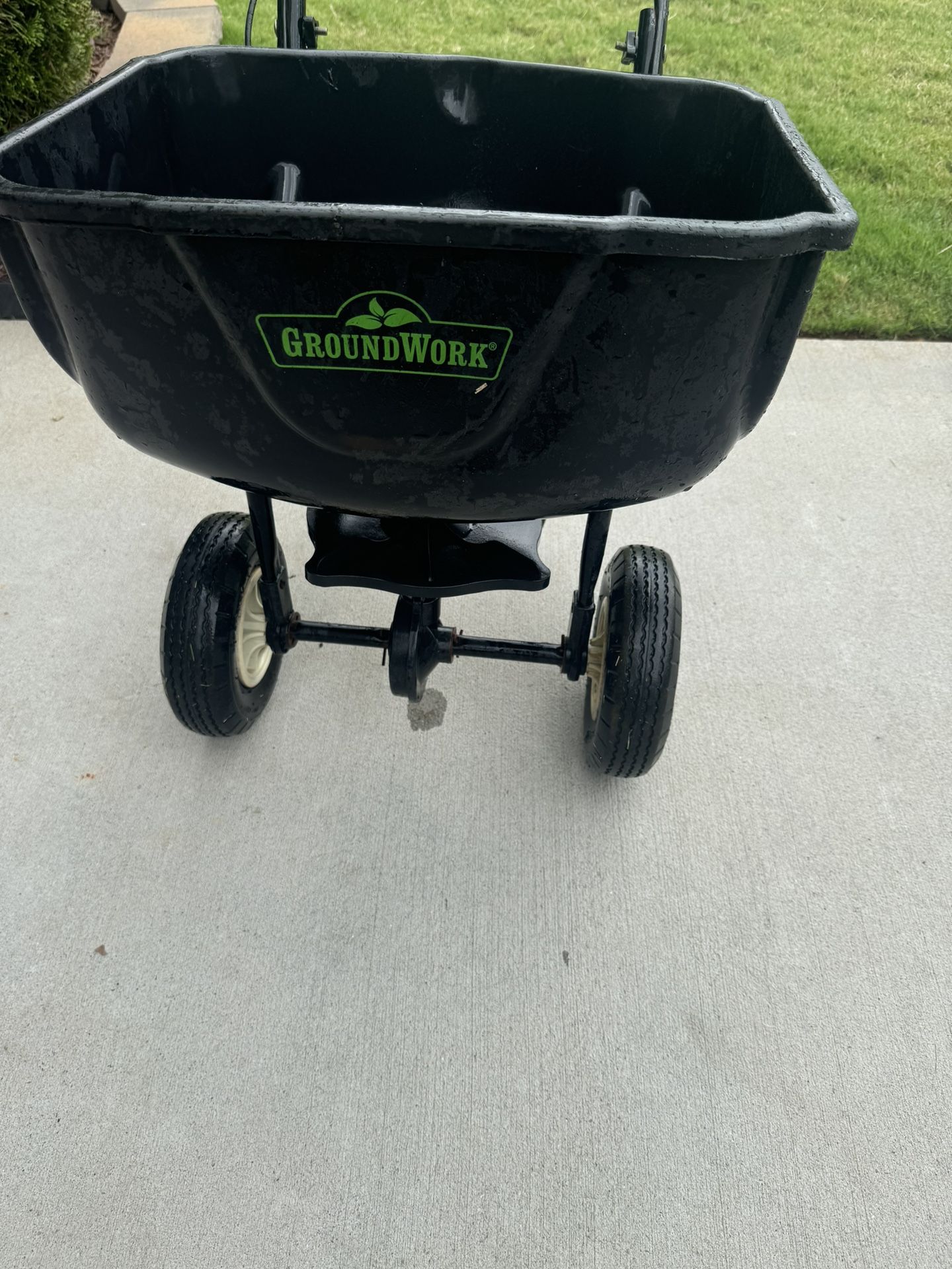 Groundwork Walk Behind Fertilizer Spreader