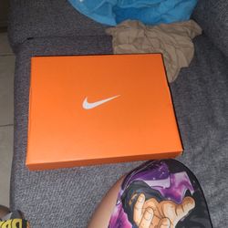 Soccer Shoes. (Used) Zise 6