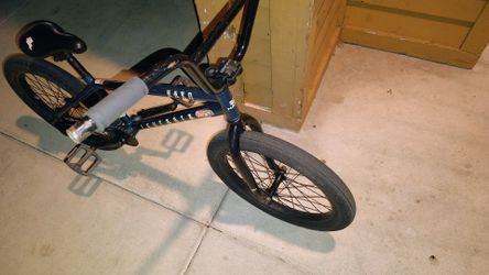 blue Haro Leucadia BMX bike
