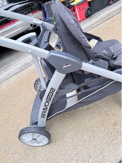 This Chicco Bravo For 2 Double Stroller accommodates 2 children