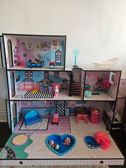 Dollhouse with Dolls & Furniture in good condition.