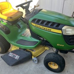 John Deere Tractor/ Lawn Mower  And Tráiler