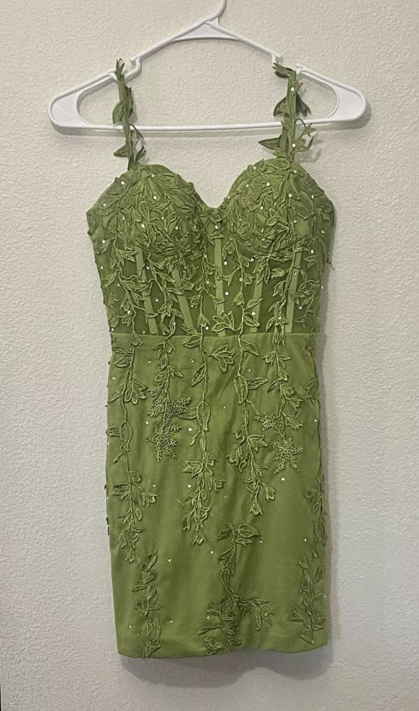 Beautiful enchanted forest corset top prom/homecoming dress 💚💚