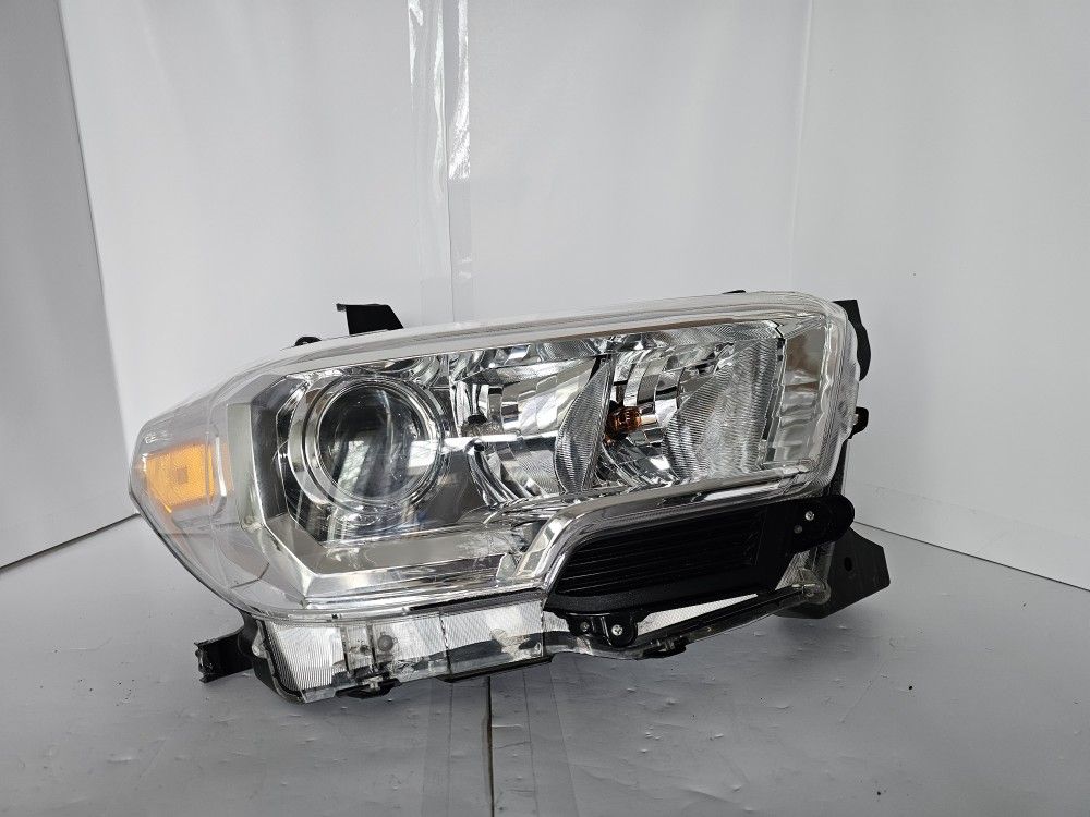 2018-2021 Use Toyota Tacoma Headlight Right Passenger Side