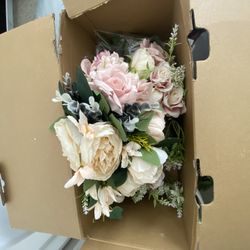 Artificial flowers In excellent condition