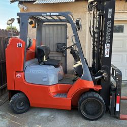 Toyota Forklift (READ LISTING)