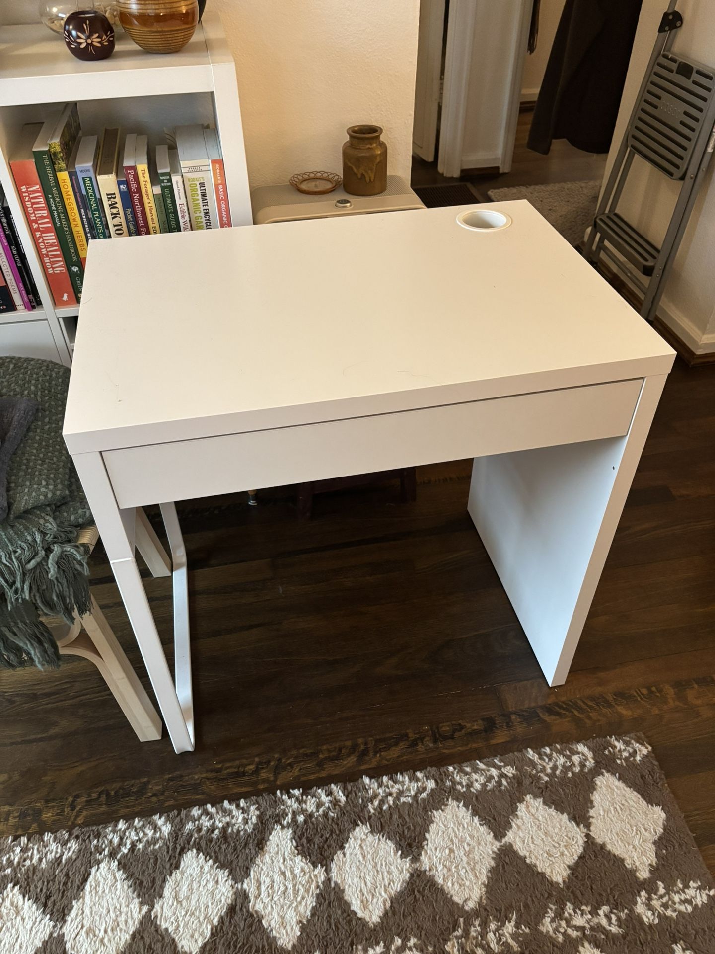 IKEA Desk: MICKE