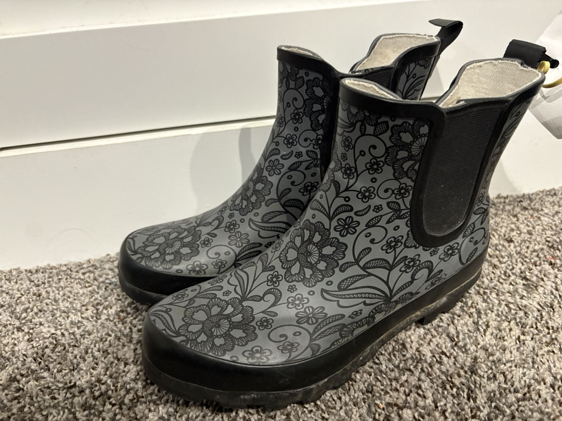 Western Chief Women’s Chelsea Boot Size 6