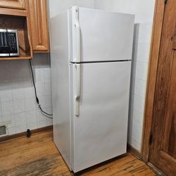 17.5 cu. ft. Top Freezer Refrigerator in White 