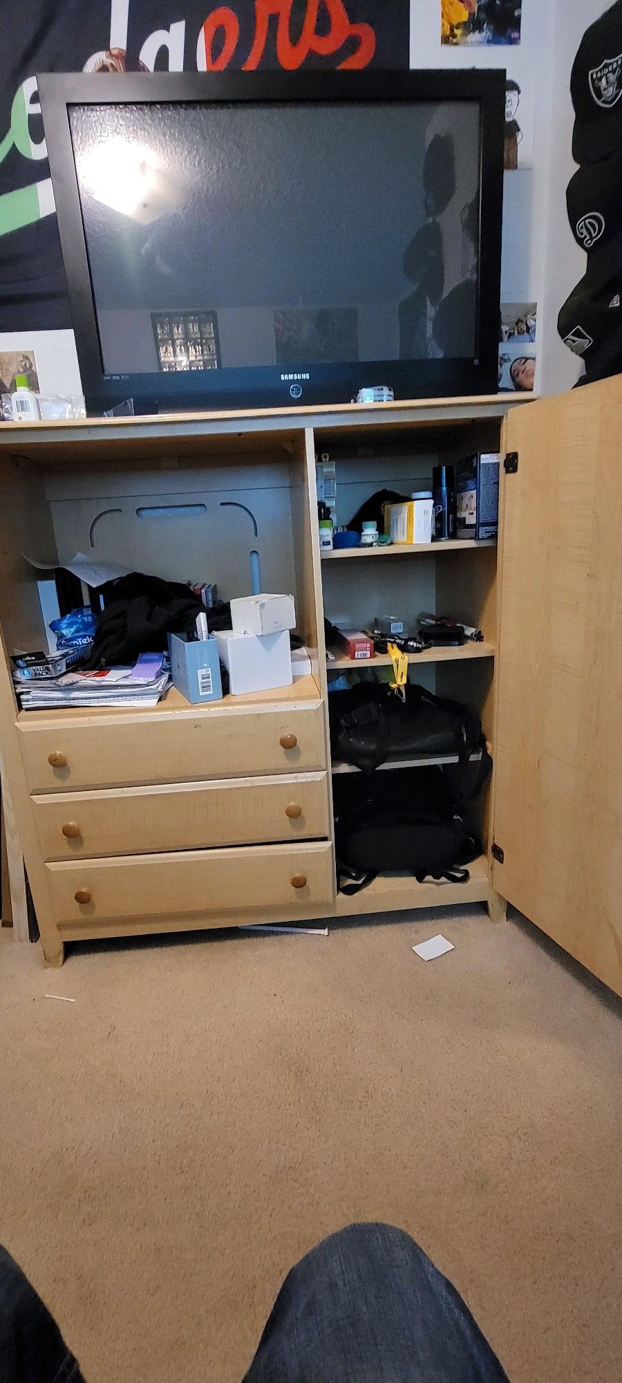 3 Three drawers and four shells on the right side