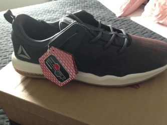 MENS REEBOK RUNNING SHOES. SIZE 11