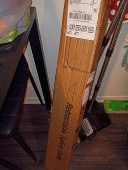 Retractable baby gate