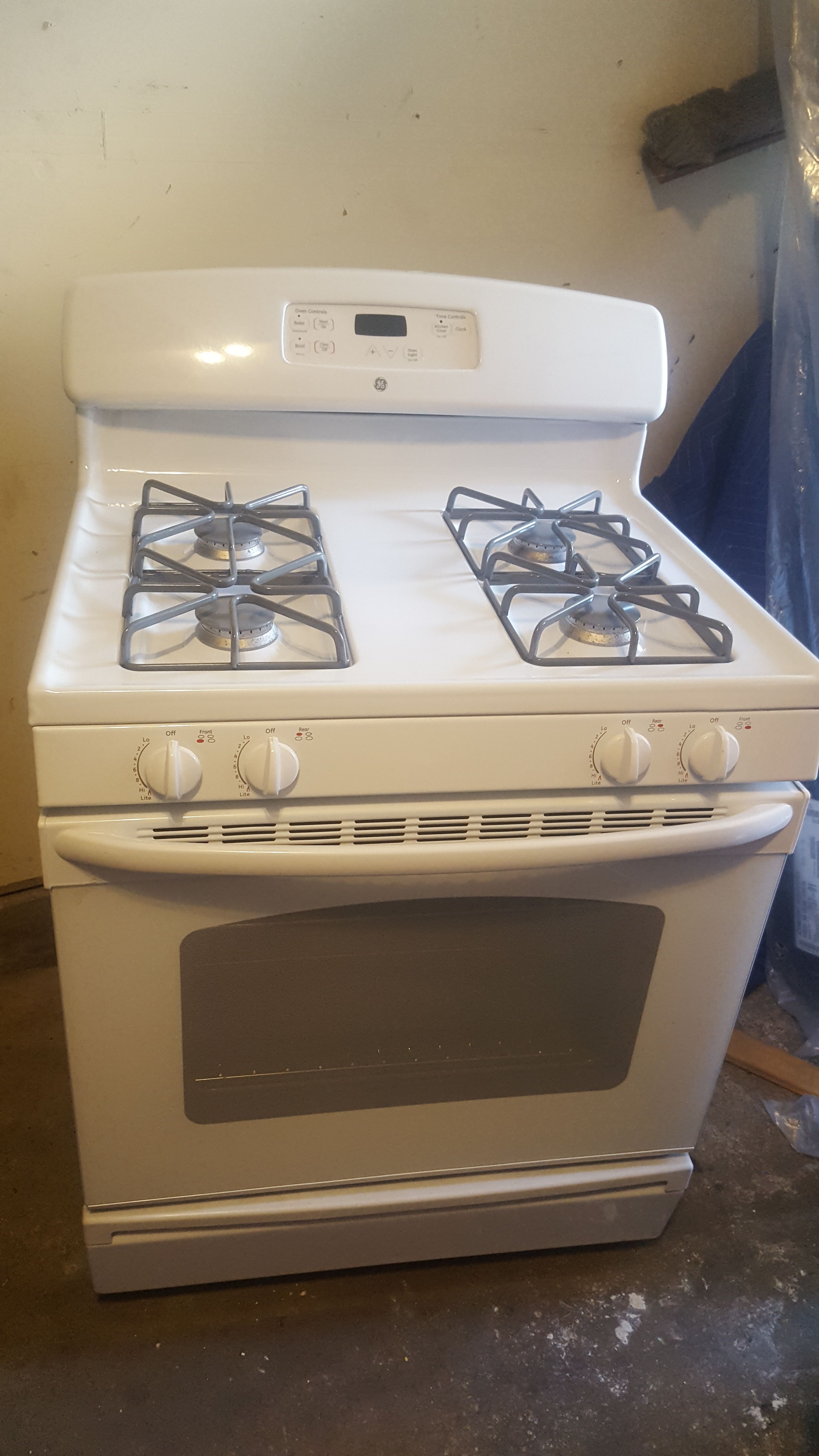 GE white stove ,brand new