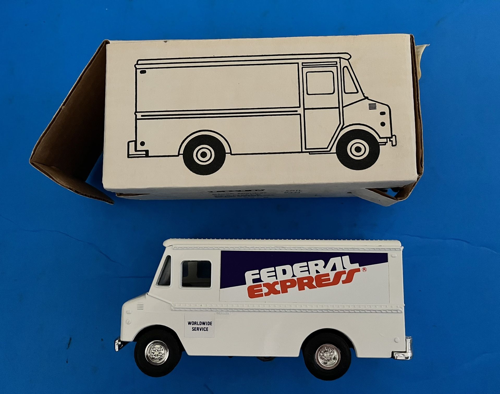 Rare Brand new Ertl#9334 Step Van "Federal express" 6 3/8" L Diecast COIN BANK