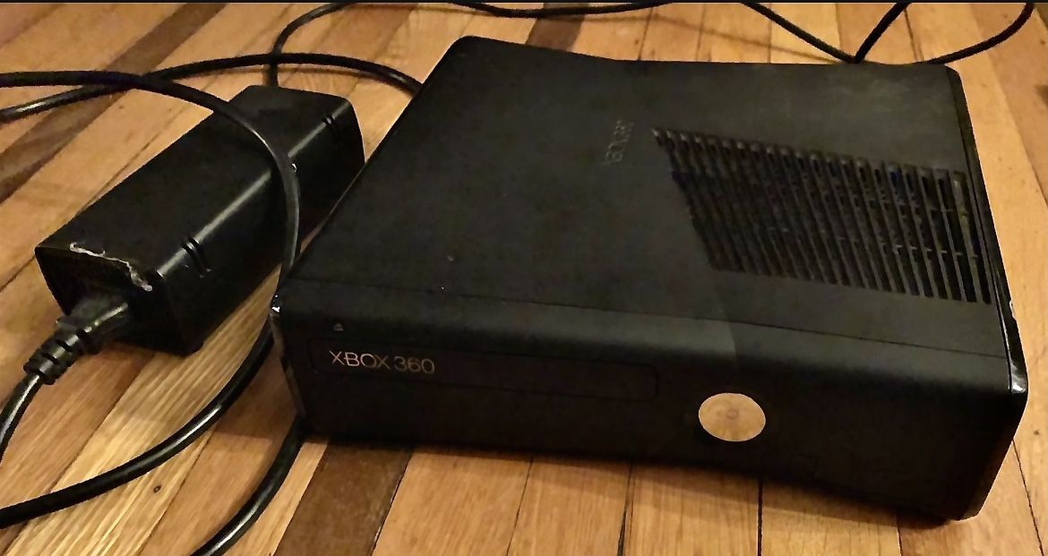 Xbox360 S With 2 Controllers and 18 games