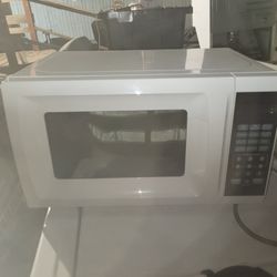 White Microwave 700 Watt 