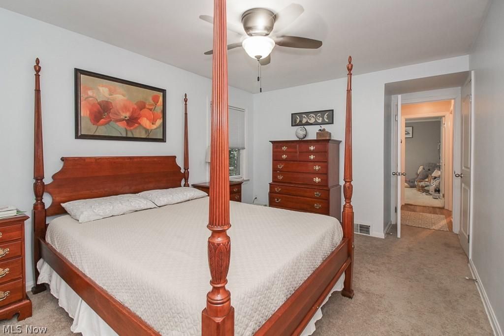 Traditional Solid Wood Queen Bedroom Set – 4-Poster Bed + Mattress