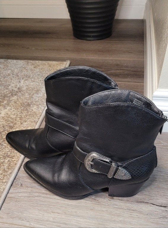 Women's black boot size 7 1/2
