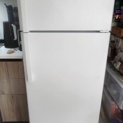 GE GTS17DTNKRWW top-freezer fridge