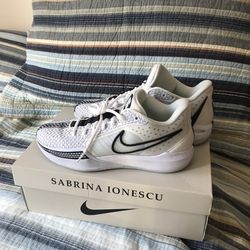 New unisex Sabrina one men size 8.5 women size 10