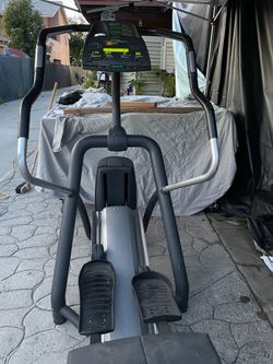 BEAUTIFUL ELLIPTICAL CARDIO MACHINE