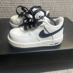 Nike AIR Force 1 Size 5 White With Black Accents  Toddler