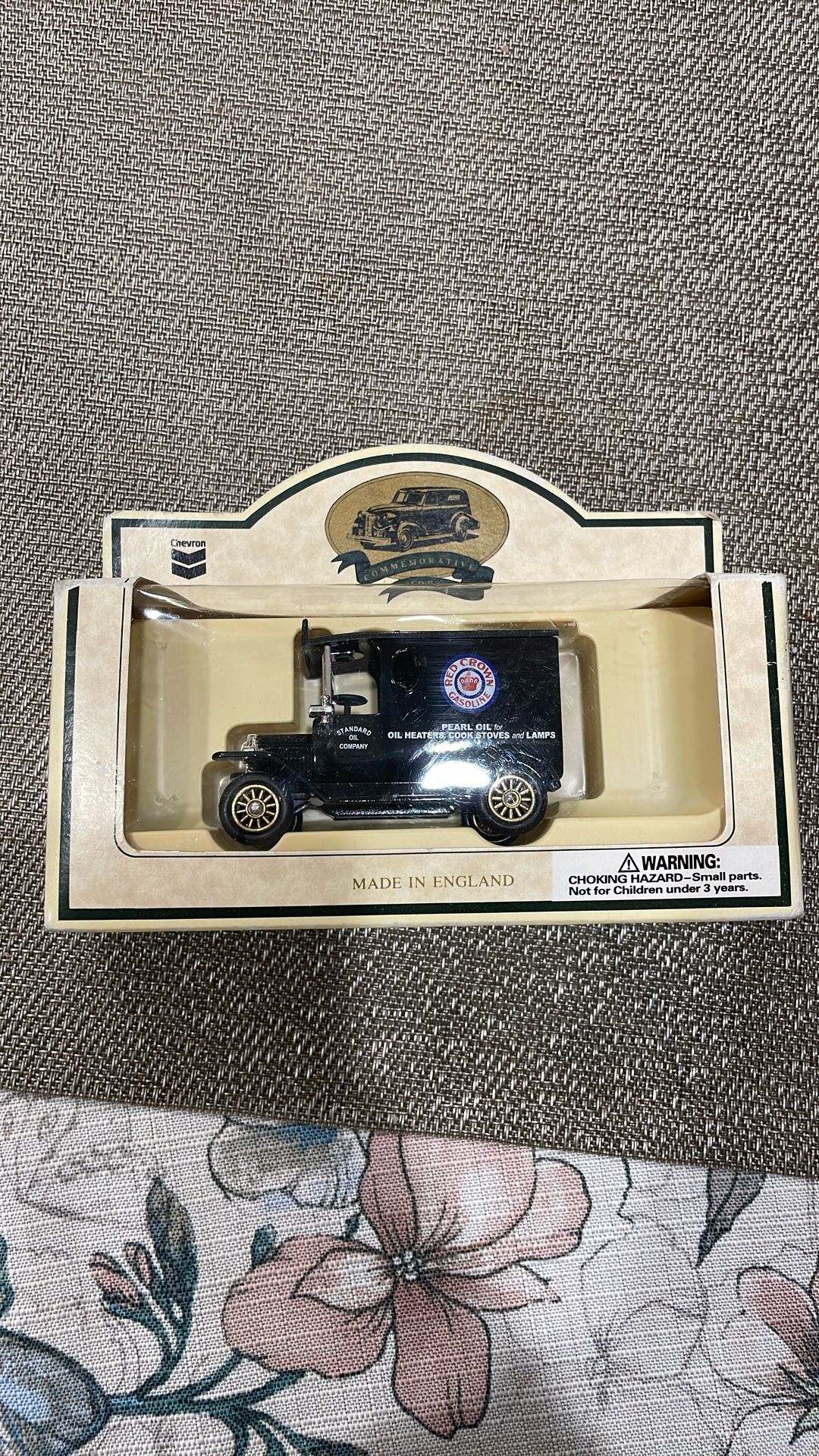 CHEVRON COMMEMORATIVE MODEL PEARL OIL VAN - MADE IN ENGLAND