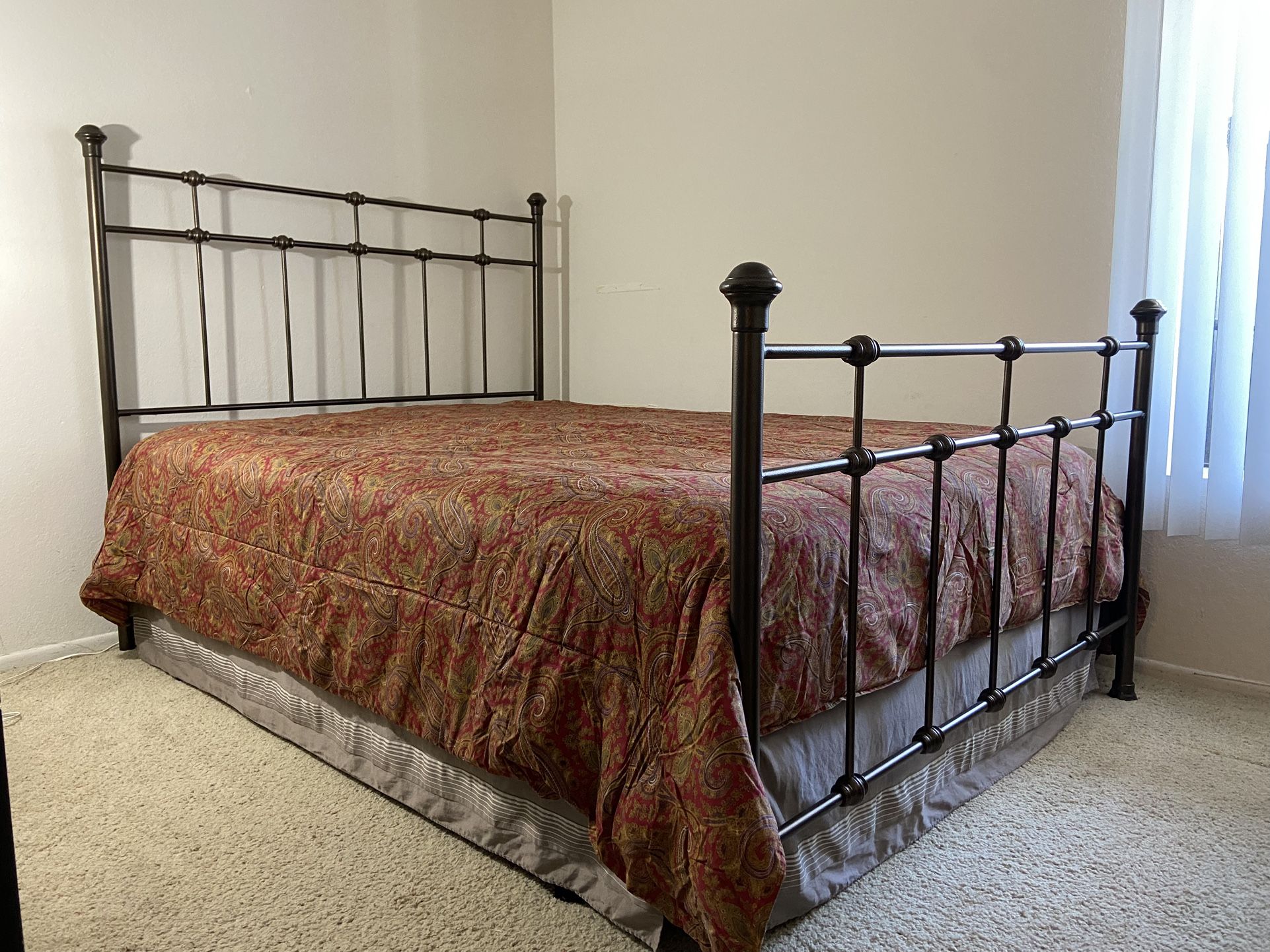 Dexter Hammered Brown Metal Bed (Queen, Wrought Iron Style)