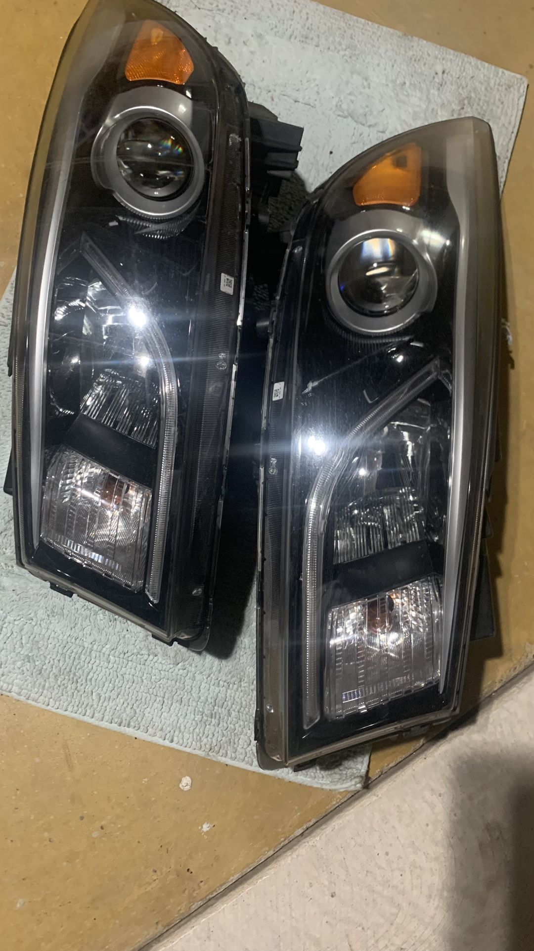 Left & Right Headlights 2015-2018 Kia Sedona