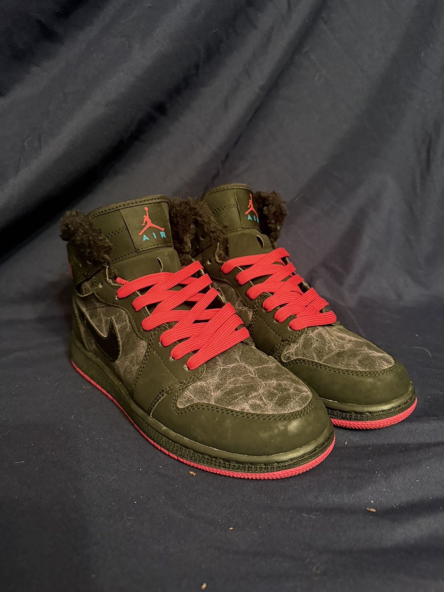 Rare Women’s Jordan 1 Mid!! Women’s Size 8.5