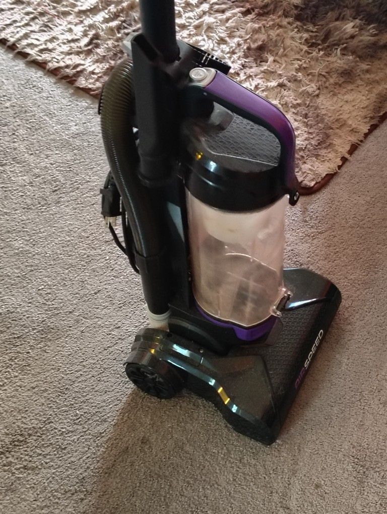 Baggless Vac With Attachments And Hose