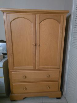 🪵 BEAUTIFUL WOODEN ARMOIRE / WARDROBE – $200