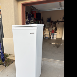 Standing Freezer / (6.5 cu. ft.) (READ DESC.)