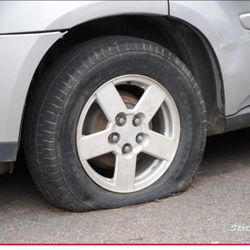 Servicio De Poner Refacción O Cambiar Llantas Donde Se Quede Ponchado , Roadside Service.(contact info removed)