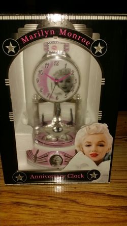 Marlin Monroe clock