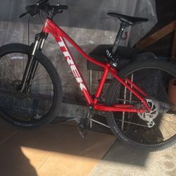 Trek Marlin 5 Mountain Bike 