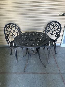 Heavy patio set table and 2 chairs with an build in ice bucket