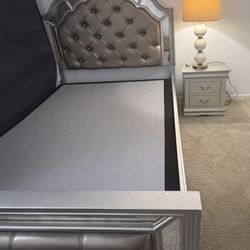 Glamorous Silver Mirrored Queen Bedroom Set with Nightstand