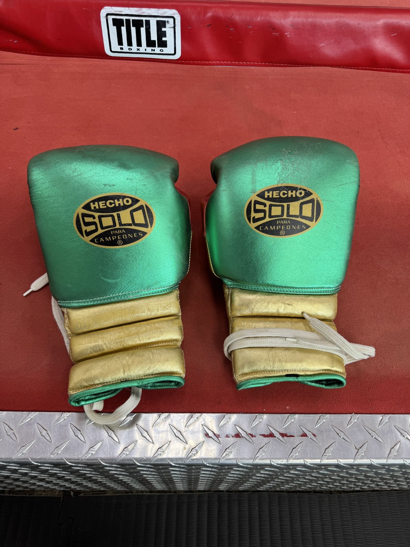 14oz Solo Boxing Gloves