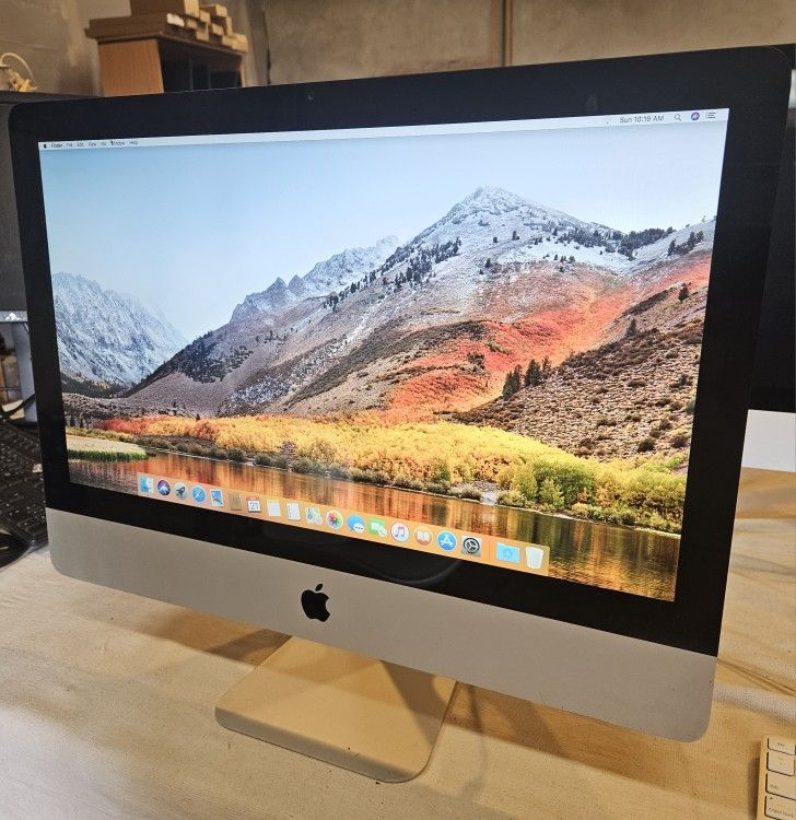 Apple iMac 21.5 Inch All In One Desktop.  2010